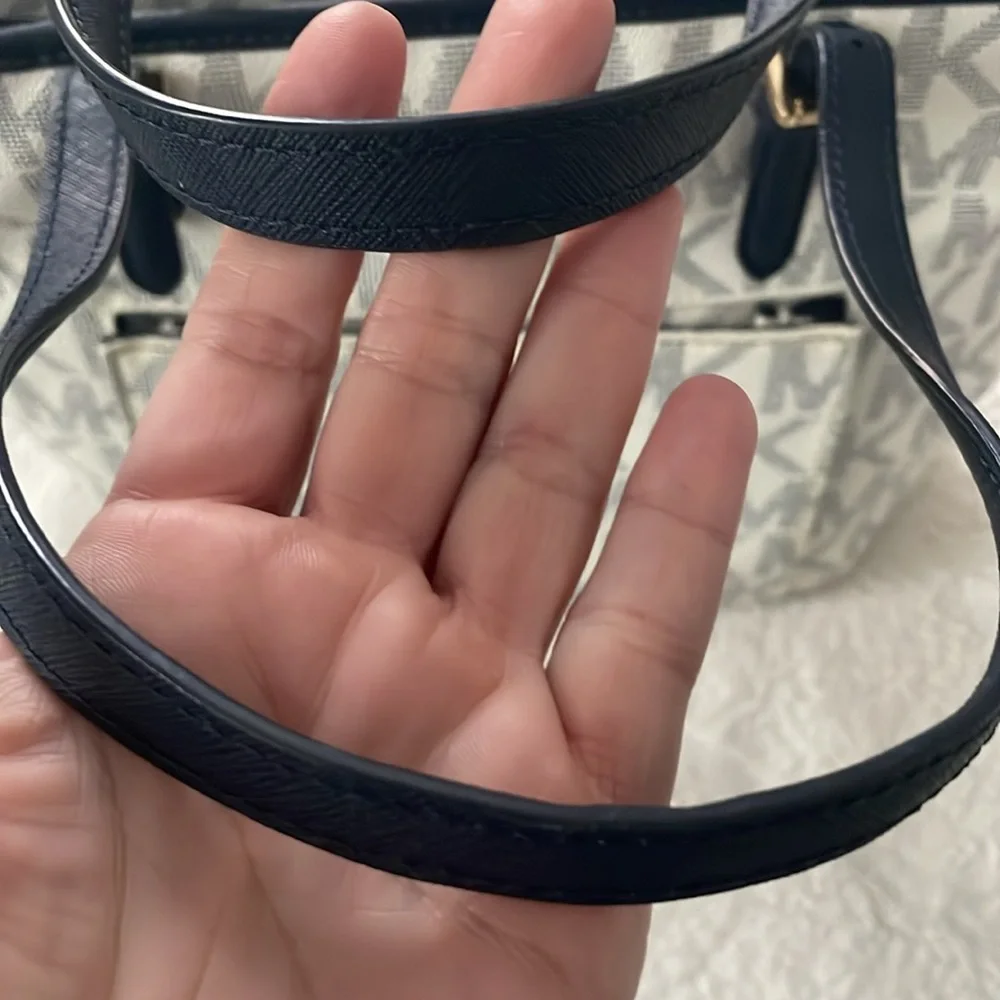 Michael Kors white and navy small tote purse - Picture 6 of 8